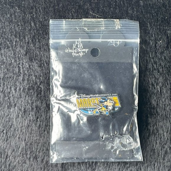 Mickey Mouse Disney World New Years 2001 Marathon Pin - Picture 4 of 4